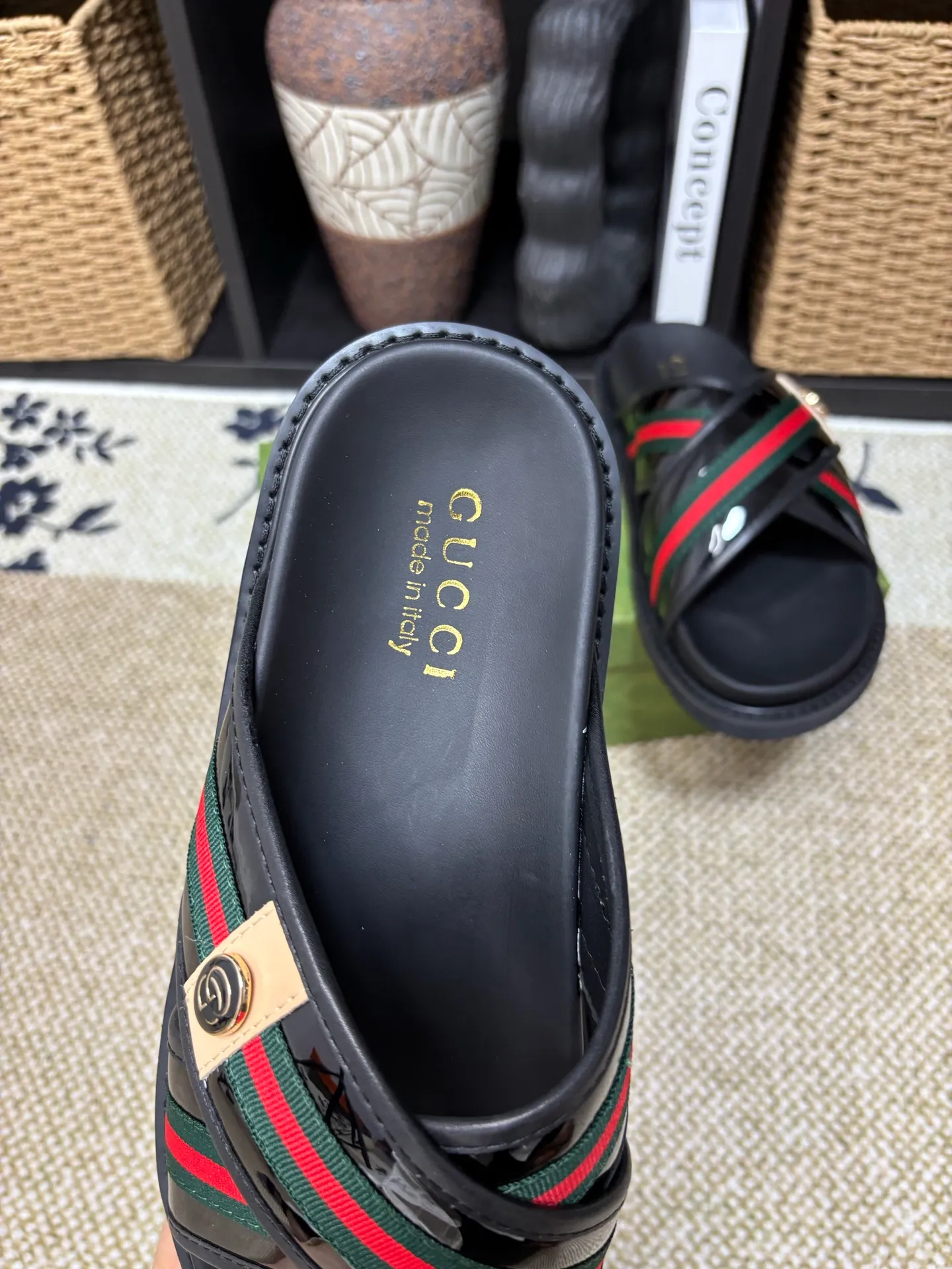 Factory 💰 300 yuan Gucci slippers] high-end men's shoes brand official website 1:1 latest masterpiece: original mold customization, the fabric is made of imported original materials, upgraded outsole, lighter and non-slip. The market's top quality, simple yet tasteful, a must-have for fashionistas, fashionable at your feet, full of confidence, the same style at the counter 👍The season of summer slippers is here. Code: 38-45 (45 customized)
